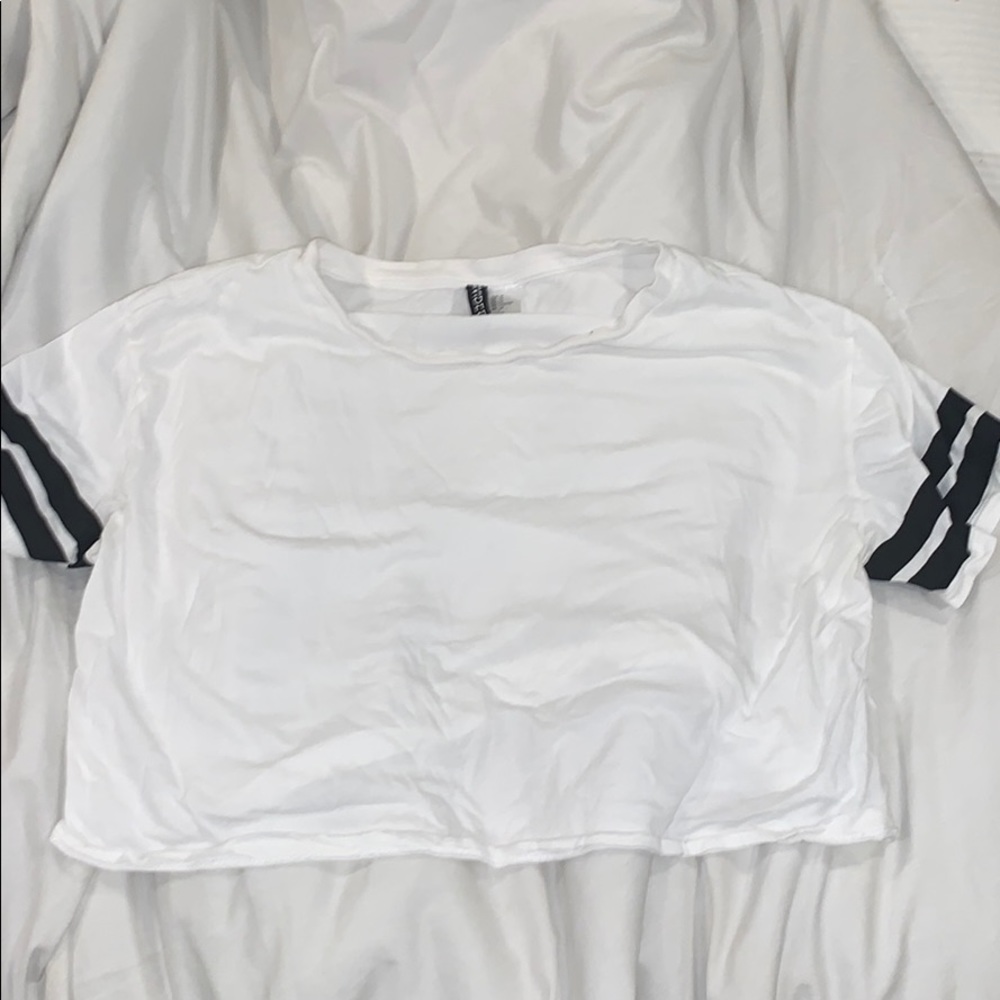 H&M White and black crop tee